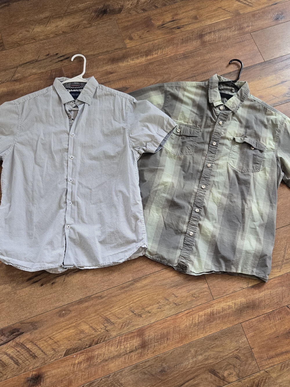 **2** Men's Button Up Shirts. 1 Denim & Flower & 1 Dkota Both Size Large